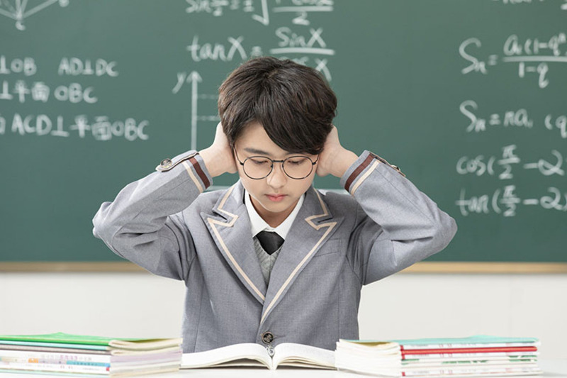 Áp lực học tập có thể đến từ gia đình, điểm số, lịch học dày đặc, sự so sánh và kỳ vọng cá nhân quá cao. 