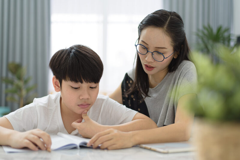 Gia đình và nhà trường đóng vai trò quan trọng trong việc tạo môi trường học tập lành mạnh, tôn trọng cảm xúc người học. 