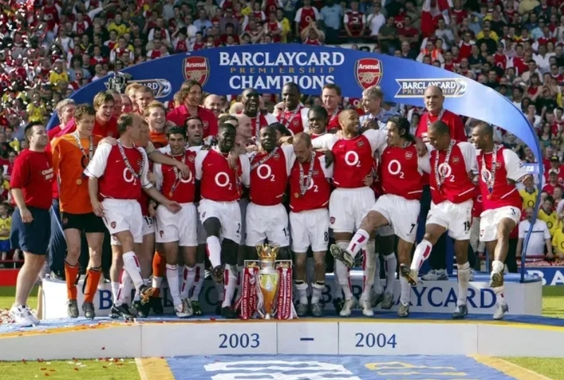 Arsenal mùa 2003/04 kết thúc Premier League với 26 thắng, 12 hòa và 0 thua. 