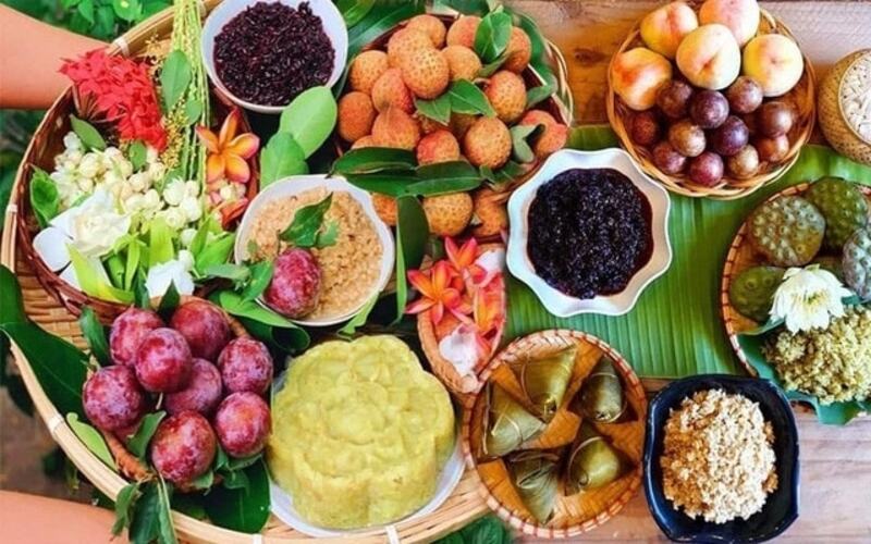 Mâm cúng mùng 5 tháng 5 thường có rượu nếp, bánh tro, trái cây, hương hoa và lễ vật truyền thống. 