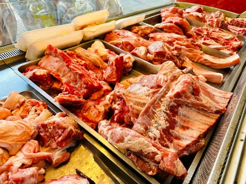Giá thịt lợn hôm nay khác nhau giữa các khu vực do nguồn cung, chi phí vận chuyển, sức mua, giết mổ, phân phối và tình hình chăn nuôi.