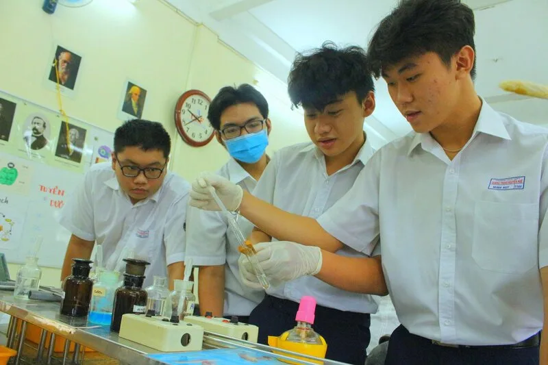 Từ lớp 7 và lớp 8, học sinh bắt đầu học sâu hơn về lực, năng lượng, phản ứng hóa học, cơ thể người và môi trường sống.