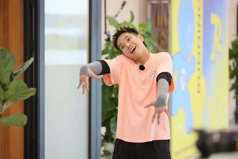 Bên cạnh hình ảnh ca sĩ ballad trên sân khấu, Quân AP còn được yêu thích qua các gameshow, chương trình thực tế và niềm đam mê bóng đá.