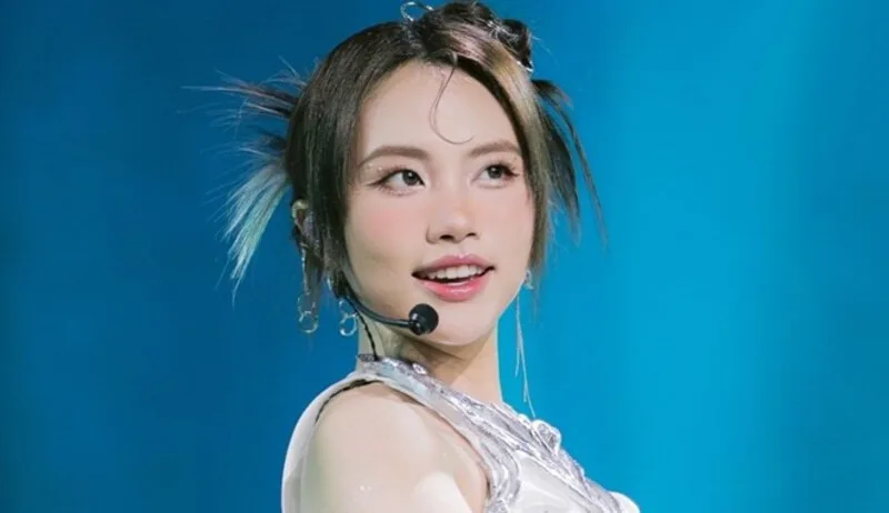Phương Mỹ Chi là ca sĩ trẻ sinh năm 2003, nổi tiếng từ Giọng hát Việt nhí và được yêu mến với dòng nhạc dân ca.
