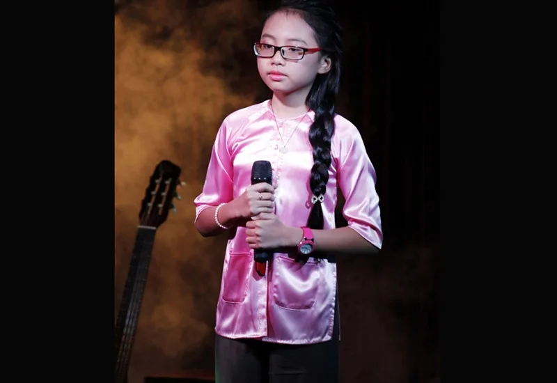 Phương Mỹ Chi được khán giả biết đến rộng rãi sau Giọng hát Việt nhí 2013 với giọng hát dân ca ngọt ngào.