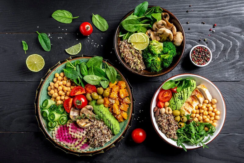 Cách thực tế nhất là ưu tiên thực phẩm đa dạng thay vì tự dùng viên bổ sung liều cao kéo dài.