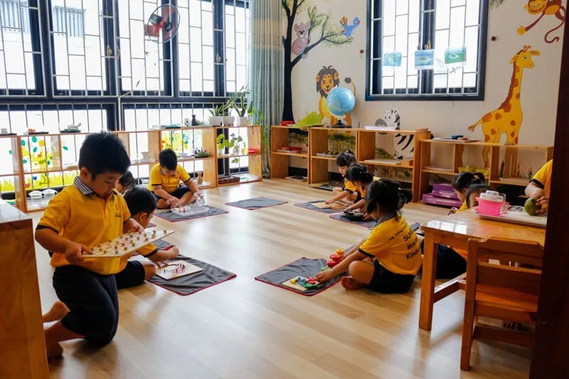 Lớp học chuẩn hệ Montessori đặc trưng bởi không gian mở và giáo cụ vừa tầm với của trẻ.