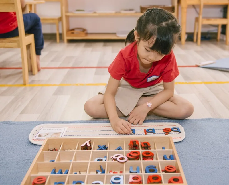 Trẻ học cách tự lập và quản lý thời gian hiệu quả thông qua phương pháp Montessori.