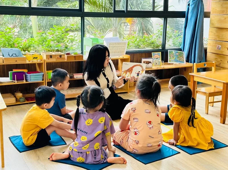 Thiết lập môi trường thân thiện tại nhà giúp trẻ rèn luyện các kỹ năng thực tế cuộc sống.